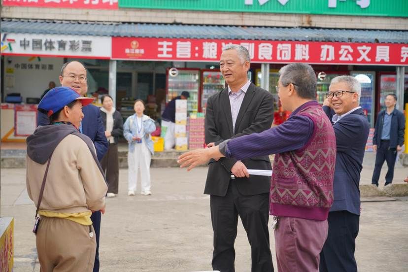 3月4日至5日，校党委书记李湖前往儋州校区调研。李湖一行调研农贸市场。王杰 摄