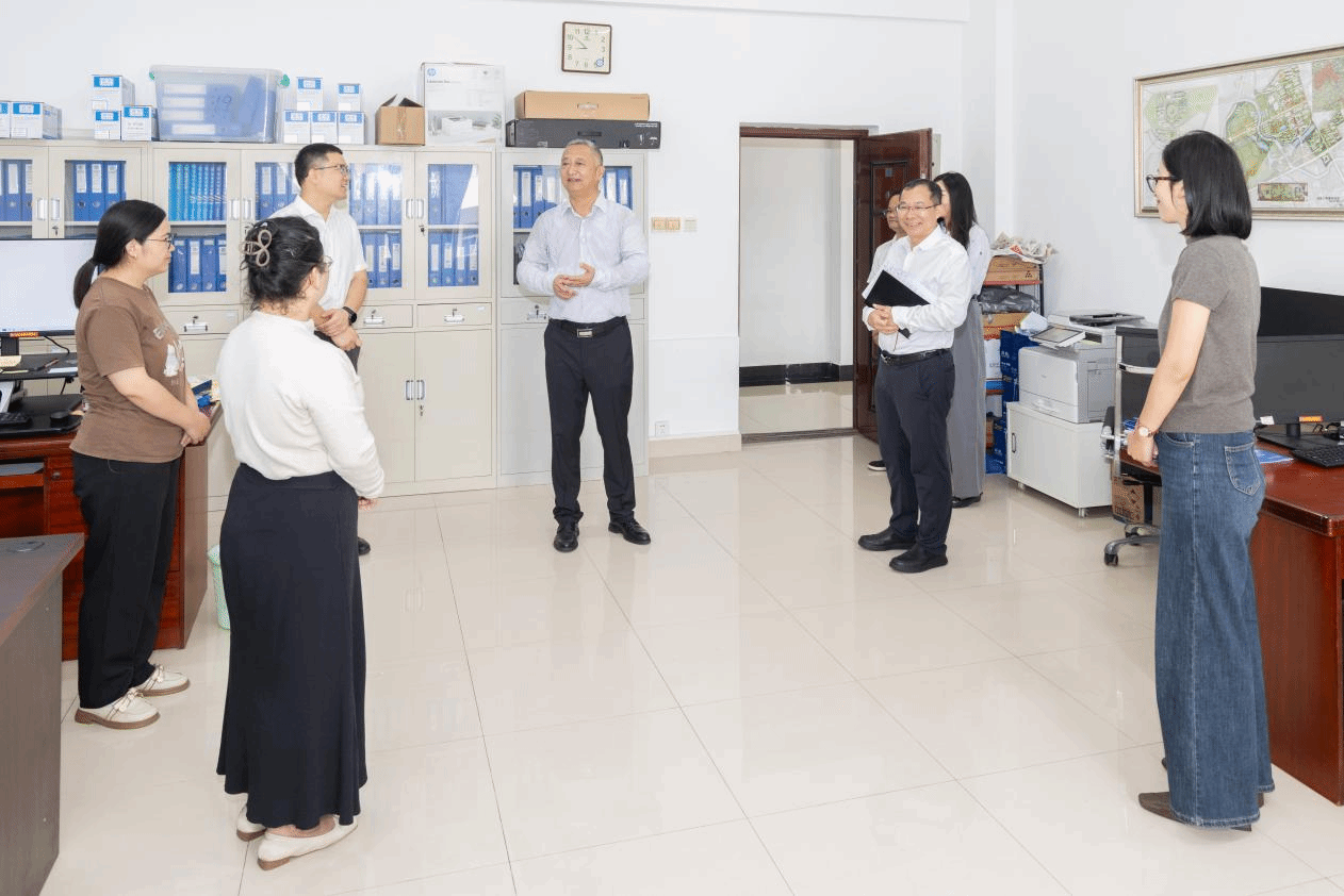 校领导开学第一天走访慰问教职工