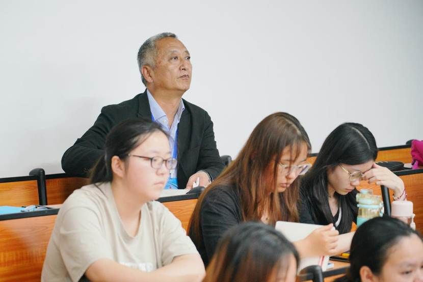 3月4日至5日，校党委书记李湖前往儋州校区调研。李湖一行在2201教室随堂听课。王杰 摄