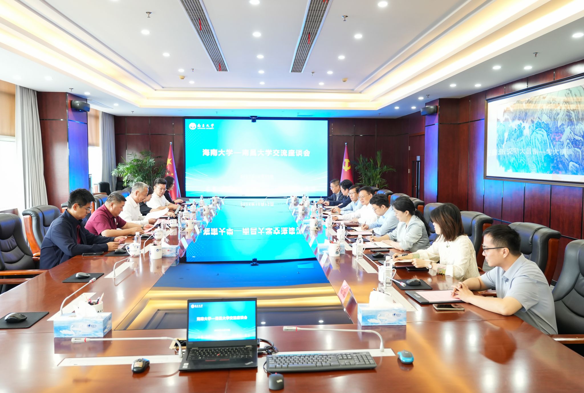 海南大学党委书记李湖率队赴南昌大学调研交流