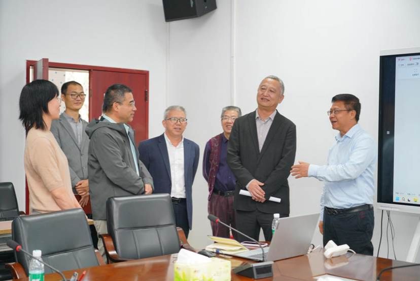 3月4日至5日，校党委书记李湖前往儋州校区调研。李湖在8210会议室与儋州校区相关负责人交流。王杰 摄