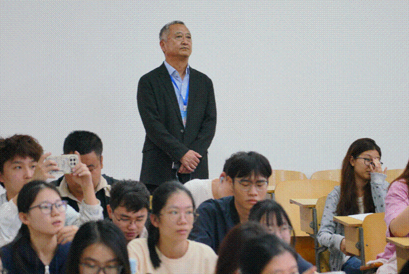 3月4日至5日，校党委书记李湖前往儋州校区调研。李湖带队深入课堂教学一线，实地观摩课堂教学状态。王杰 摄